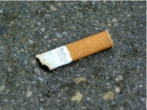 Cigarette sur le sol